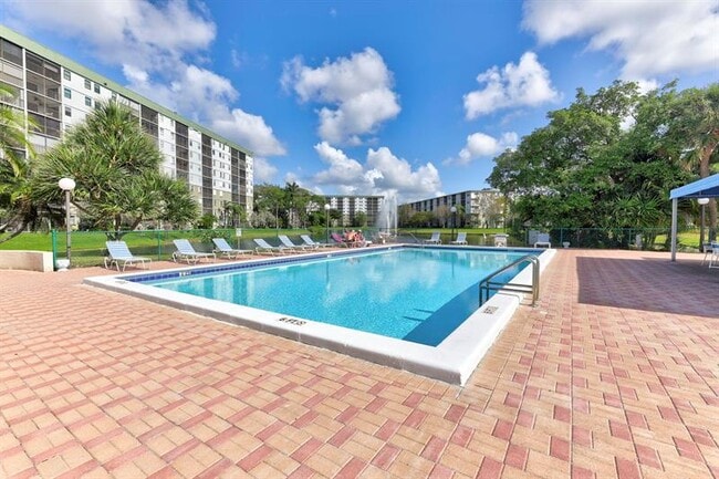 Building Photo - 2309 S Cypress Bend Dr