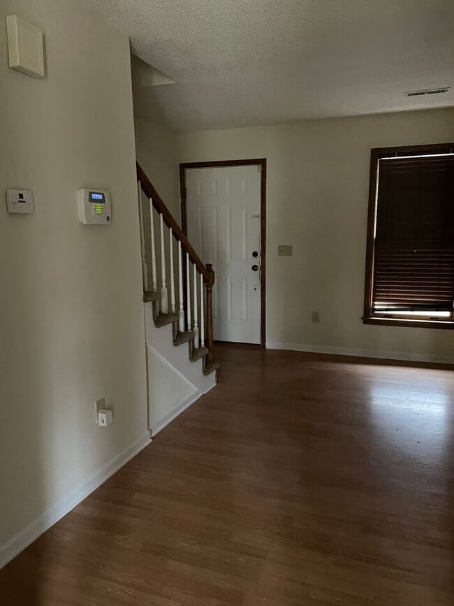 Building Photo - Lovely 2 bedroom 1.5 Bath Townhome Located...