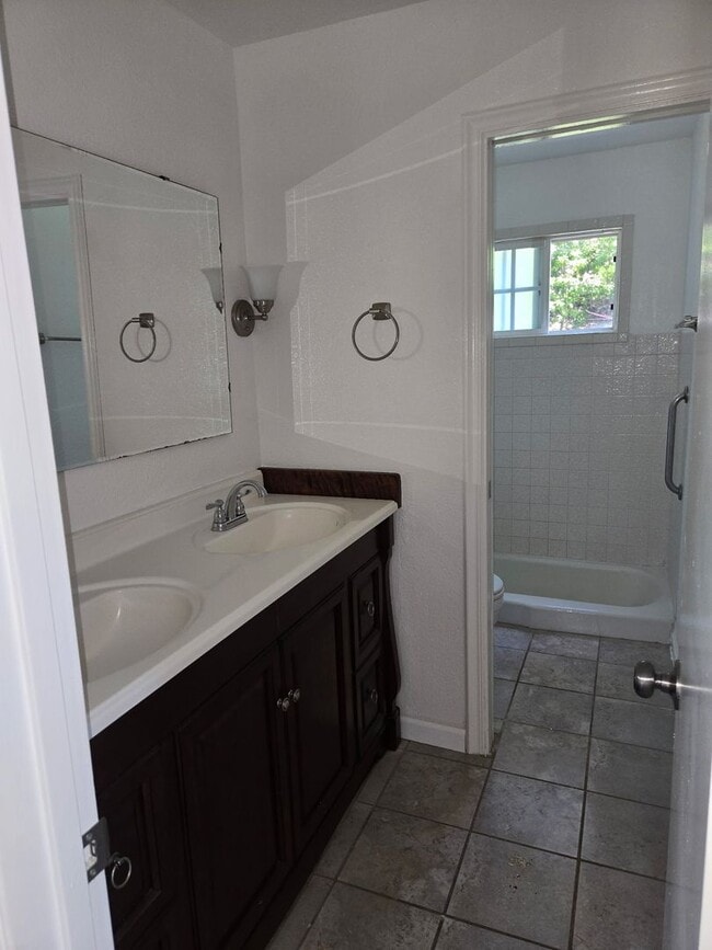 Building Photo - Lovely Clarksburg Home!