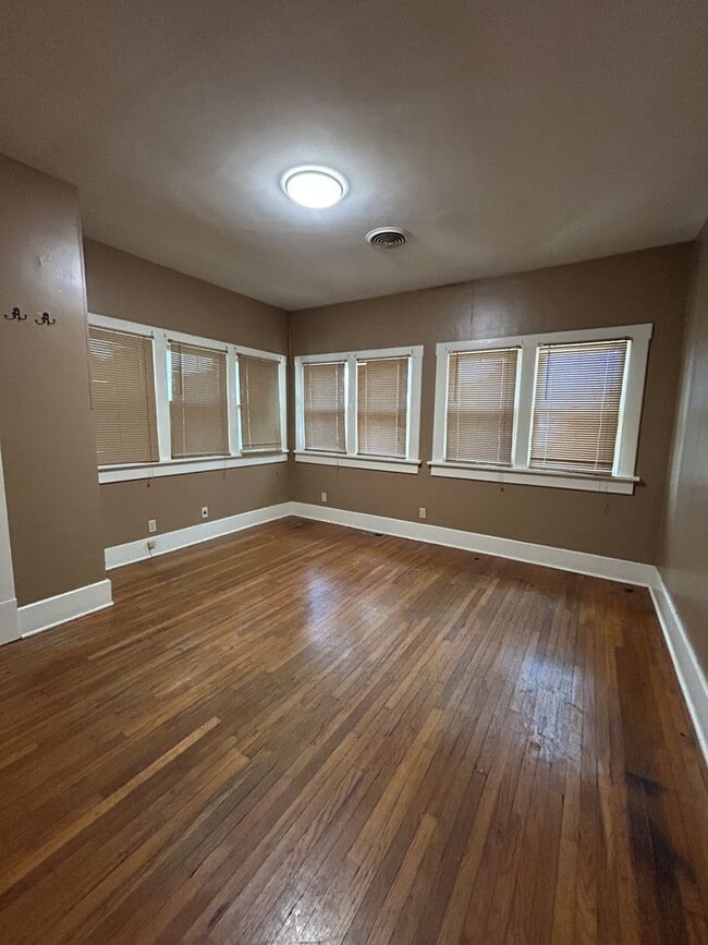 Building Photo - Large 3 bedroom 1 bath steps away from PSU Campus!!