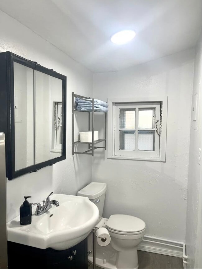 Building Photo - 106 15th Ave S