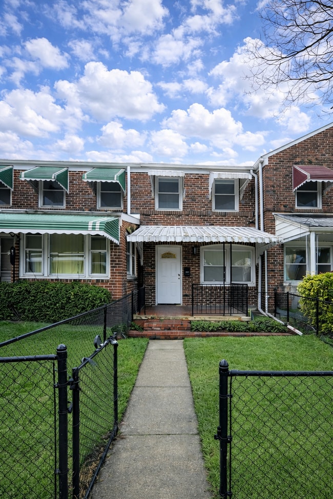 Building Photo - Charming Updated 2BR Rowhome with Modern Kitchen & Washer/Dryer