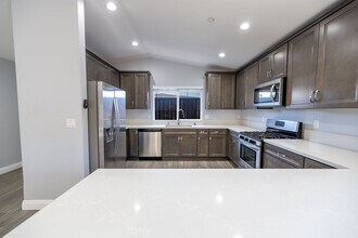 Building Photo - Large 3bd/2ba Detached House with Garage and AC!