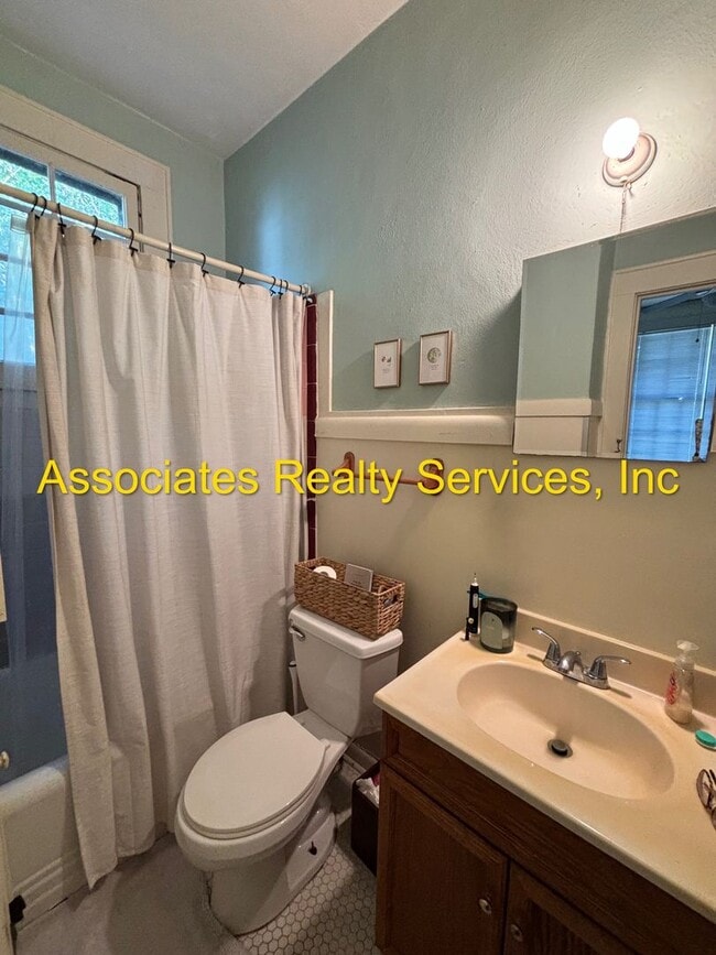 Building Photo - One Bedroom One Bath Near UF ***NO PETS***