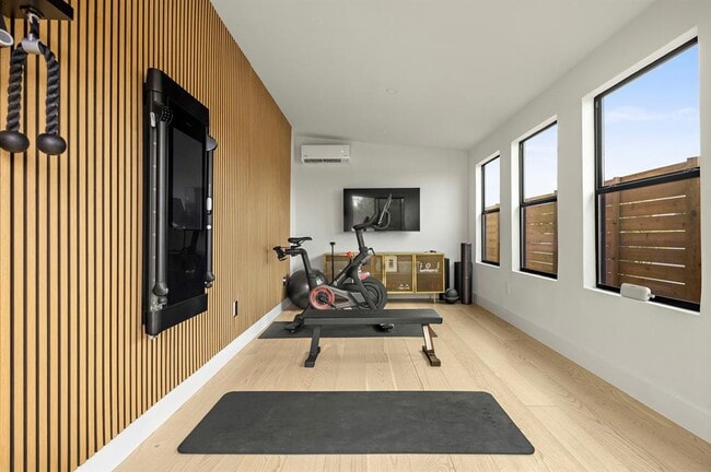 Building Photo - 2116 Kenwood Ave
