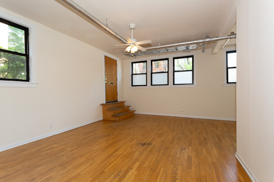Building Photo - 2418 N Sawyer Ave