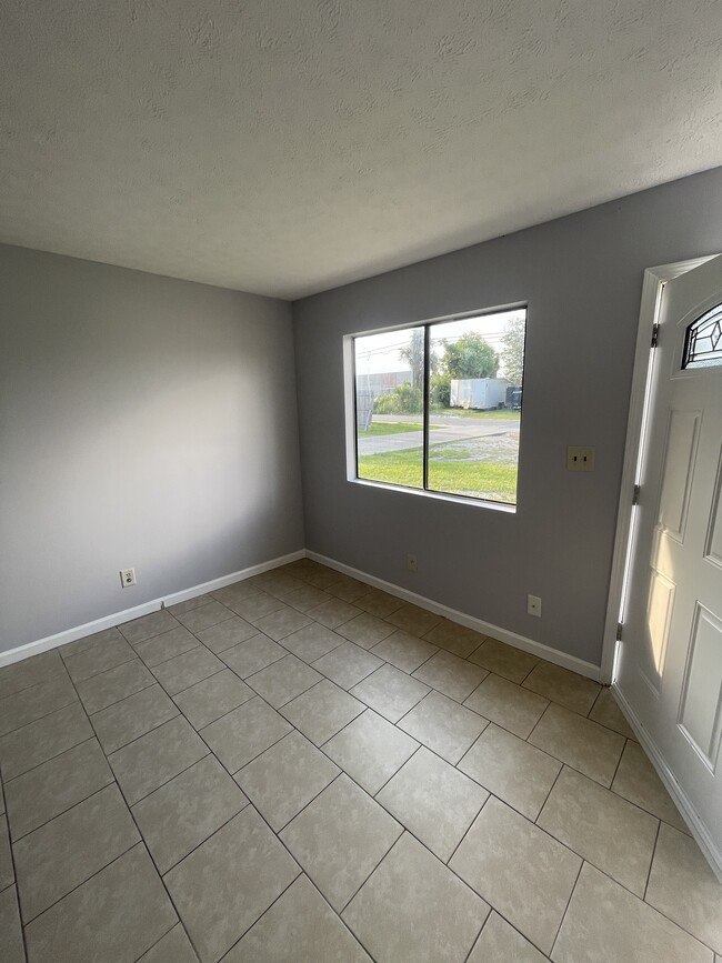 Building Photo - 715 W 13th St