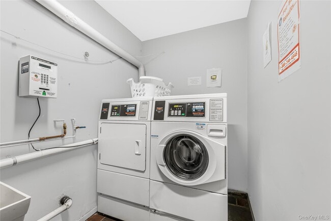 Building Photo - 914 Old Country Rd