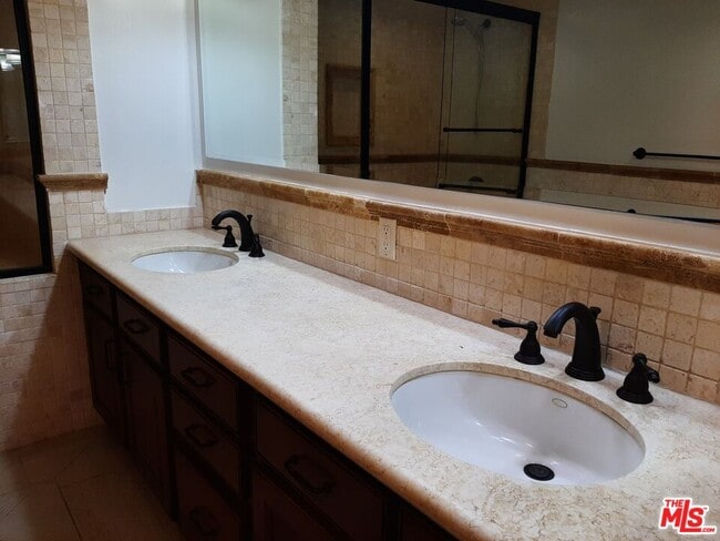 Building Photo - 10390 La Grange Ave