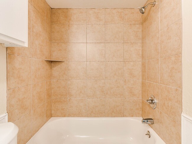 Building Photo - Just remodeled Duplex Home