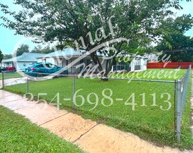 Building Photo - AVAILABLE NOW!