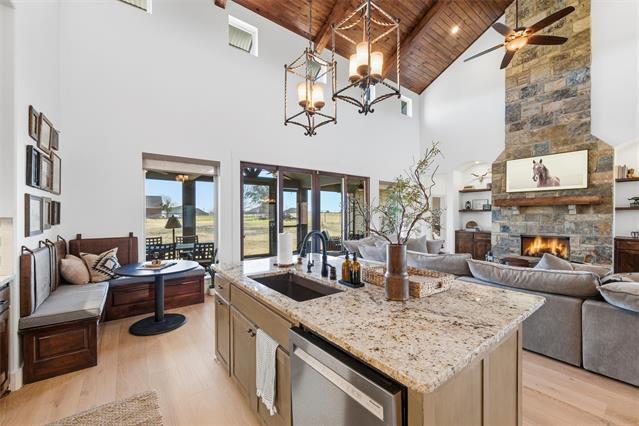 Building Photo - 570 S Point Ct