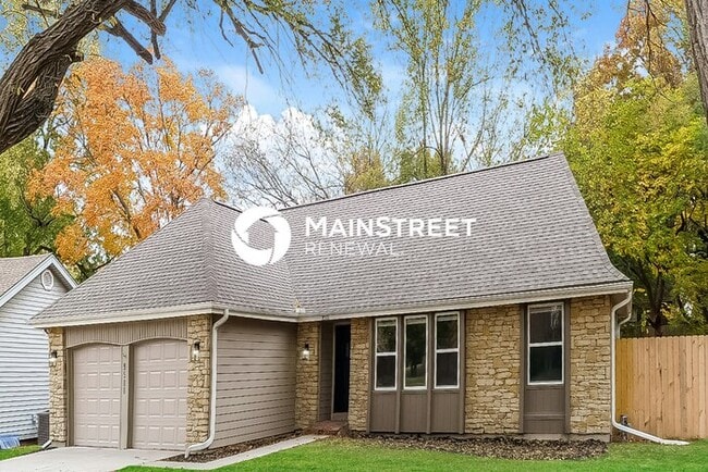 Building Photo - 4 Bedroom Pet-Friendly Home in Overland Park, KS with Main Street Renewal