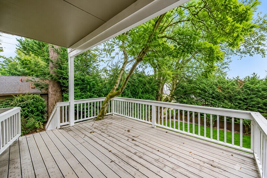 Large deck and fenced back yard - 528 18th Ave E