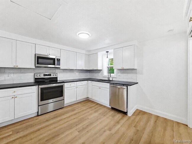 Building Photo - 2124 Bernice Ave