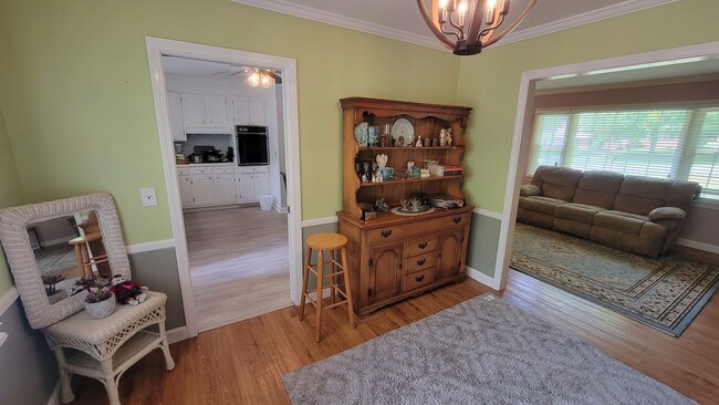 Building Photo - 4 Bed, 2.5 Bath Home Available in Taylors