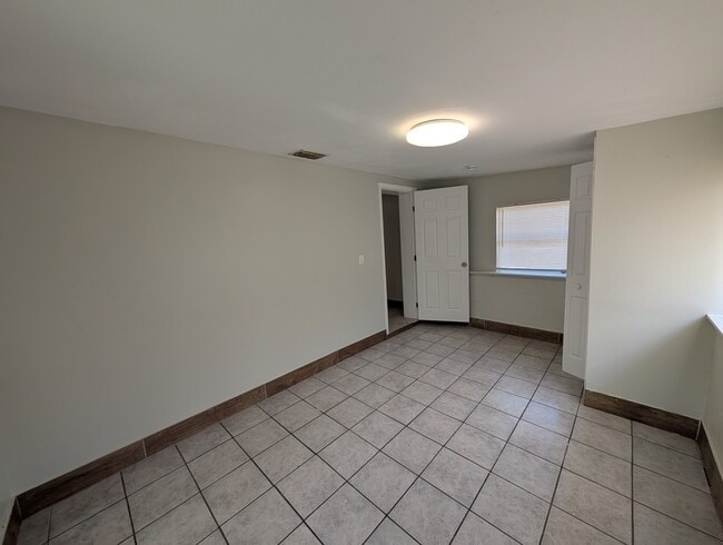 Building Photo - 10828 Hillcrest Ave