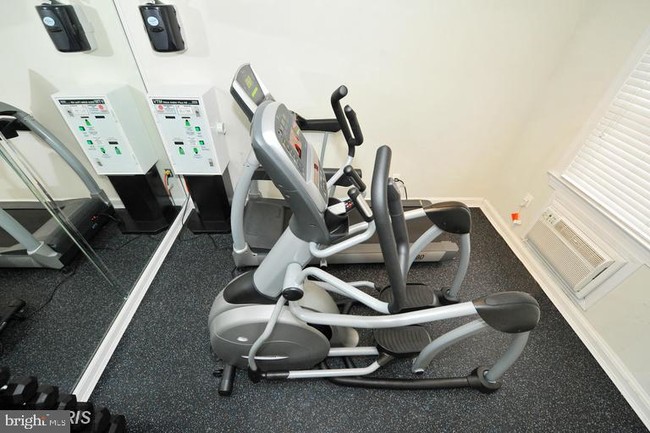 Building Photo - 906 S Washington St