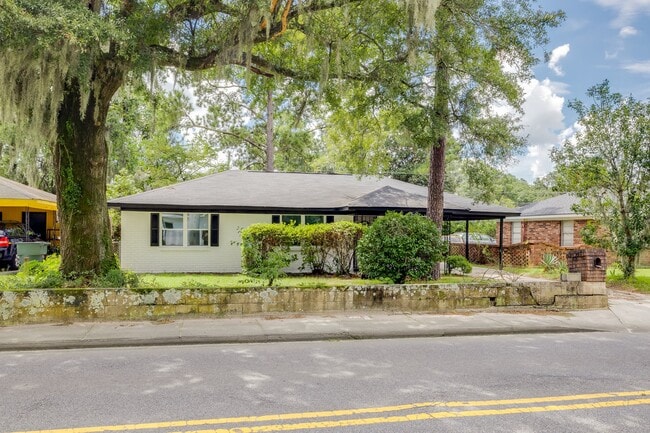 Building Photo - 925 Staley Ave