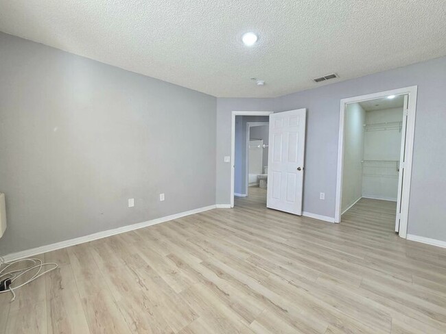 Building Photo - 4240 Summer Landing Dr