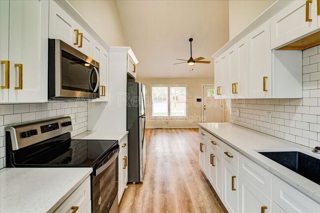 Building Photo - 210 Bryan St