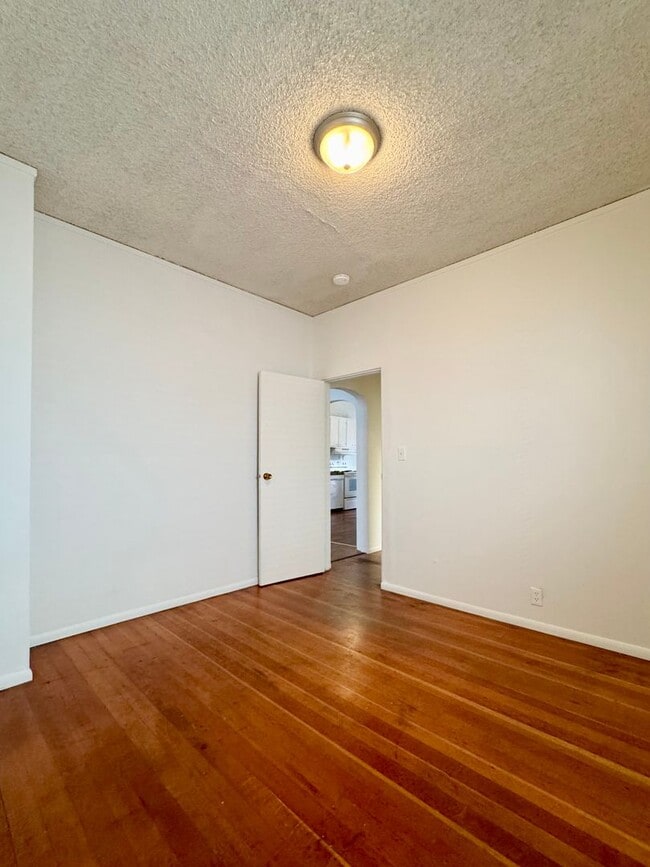 Building Photo - Queen Anne Home