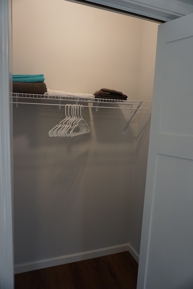 Building Photo - New modern 2 bed / 1 bath with fenced yard...