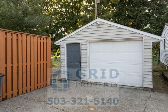 Building Photo - Charming 2BR House with Garage & Private Patio in Vancouver!