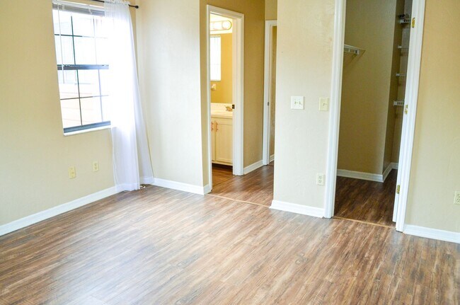 Building Photo - FIRST MONTH FREE! Rockwood Villas 3 bedroom 3 bath