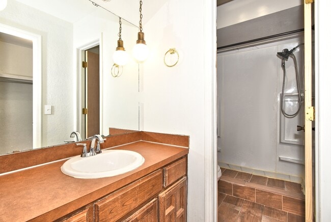 Building Photo - 2208 W Memphis St