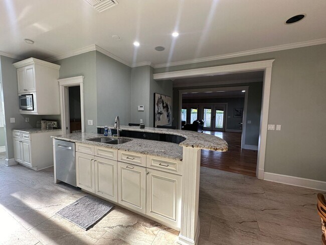 Building Photo - ** 3/2.5 Private Oasis Furnished or Unfurn...