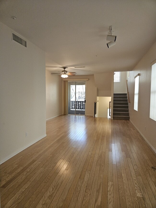 Building Photo - 3 Bed 3 Bath 2 CG Walking distance to Downtown Gilbert. Great Location
