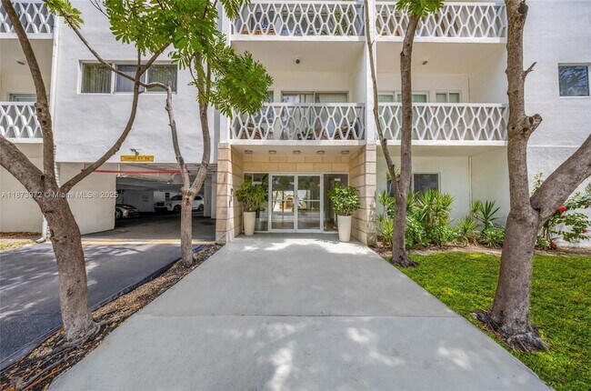Building Photo - 10001 W Bay Harbor Dr