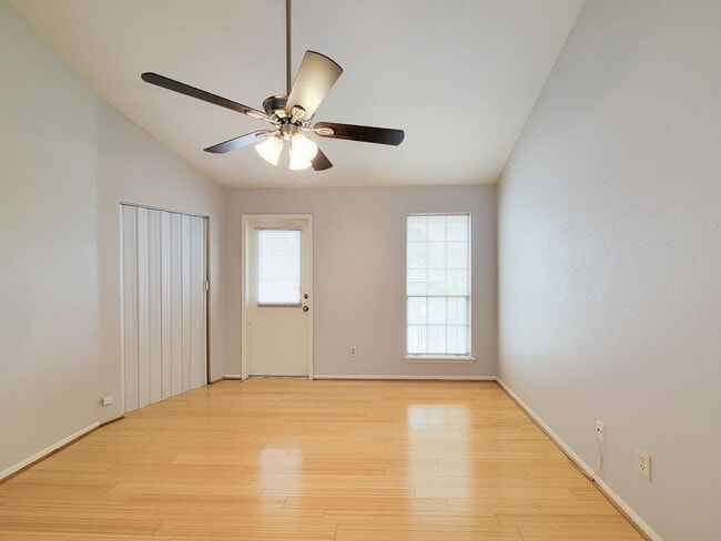 Building Photo - Medical Center Living at Its Best – Poolsi...