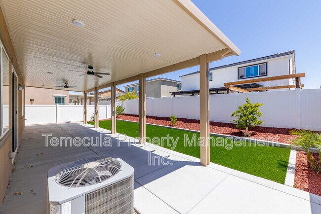Building Photo - 1816 Tapaderos St