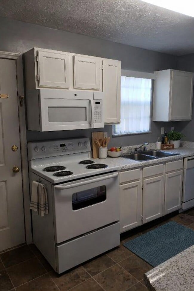 Building Photo - Auburn Place Town And Garden Homes