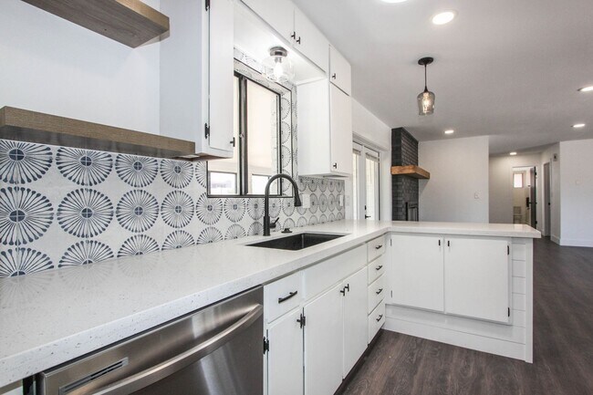 Building Photo - 3 bedroom 2 bathroom with AZ room -HOLD