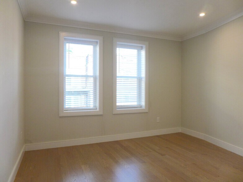 Building Photo - 164 Kelton St