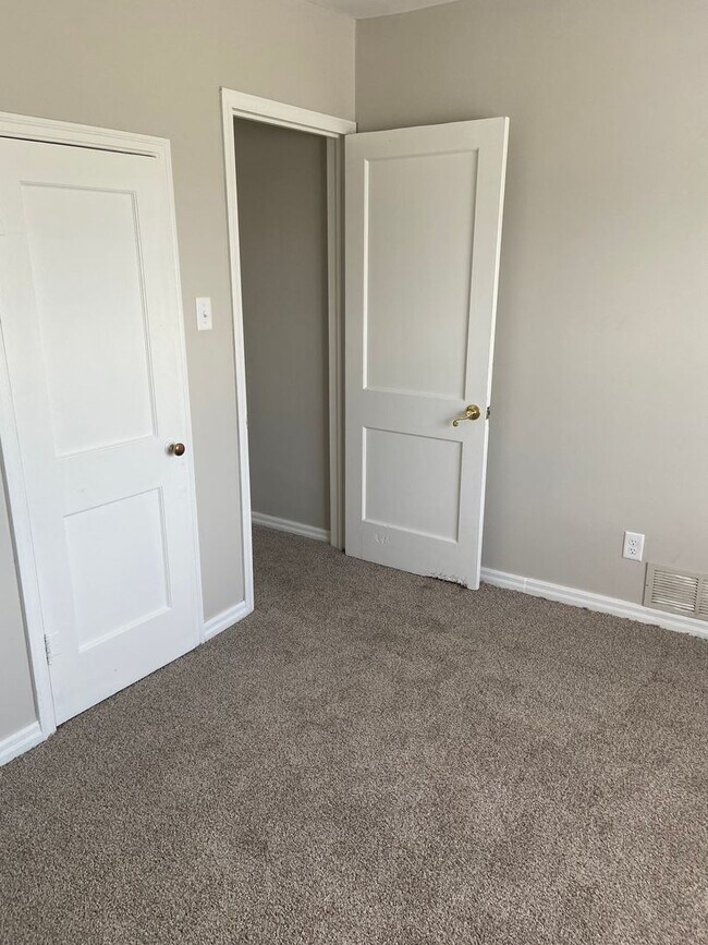 Building Photo - MOVE IN SPECIAL! 3 Bedroom Home with Huge Detached Garage!