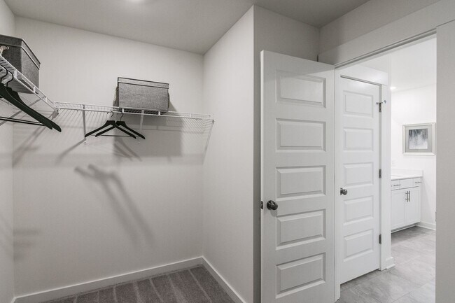 Building Photo - Modern Townhome