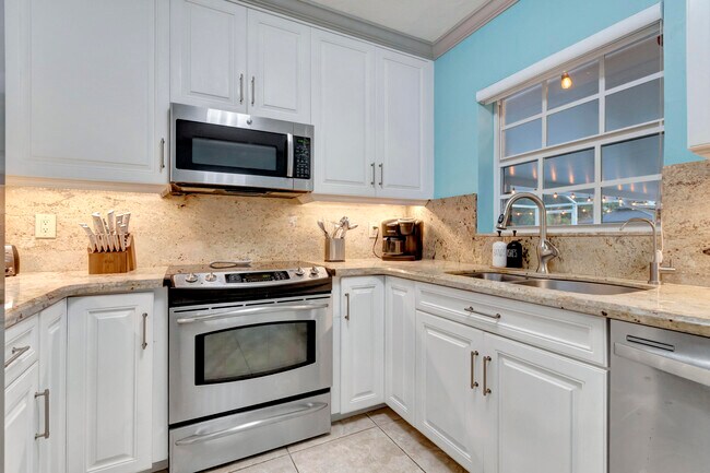 Building Photo - 310 Gulfstream Dr