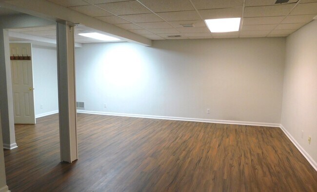 Building Photo - 1645 Hilton Head Dr