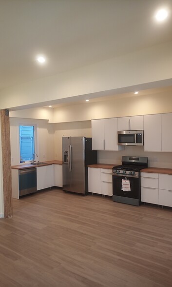 Living-Kitchen 5 - 516 Natoma St
