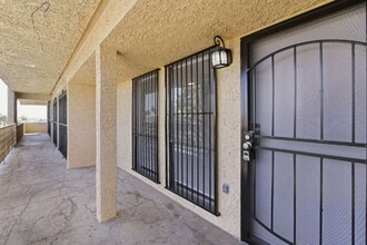 Building Photo - Top-floor studio apartment! Recently renovated with brand new flooring and paint throughout.