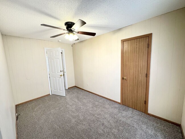 Building Photo - short term lease available