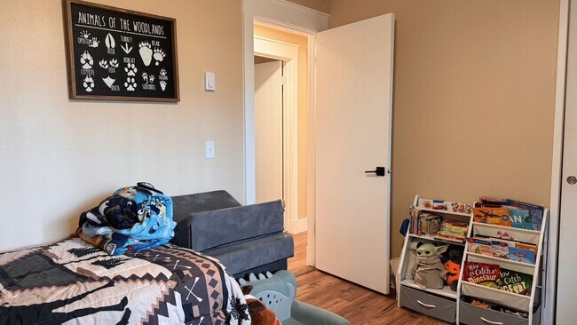 Building Photo - Fantastic Home Close to Schools, Shopping ...