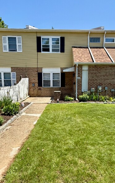 Primary Photo - 20 Hollybrooke Dr