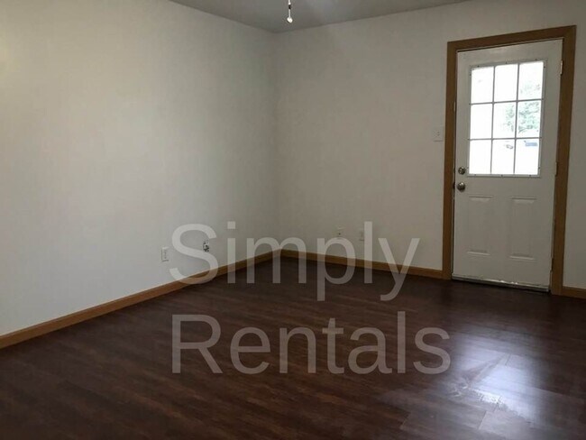 Building Photo - 409 Maple St