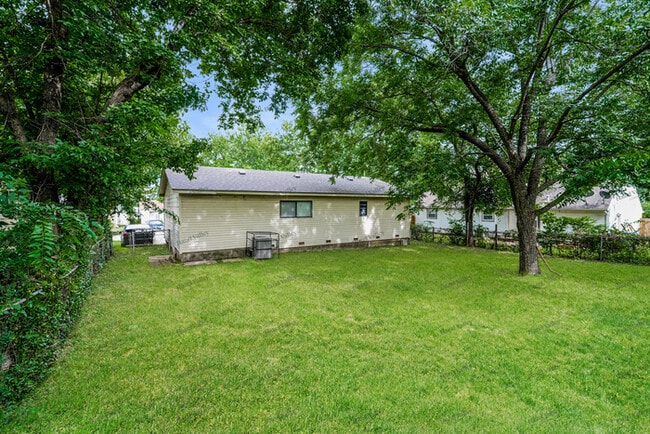 Building Photo - 5610 N Garrison Pl