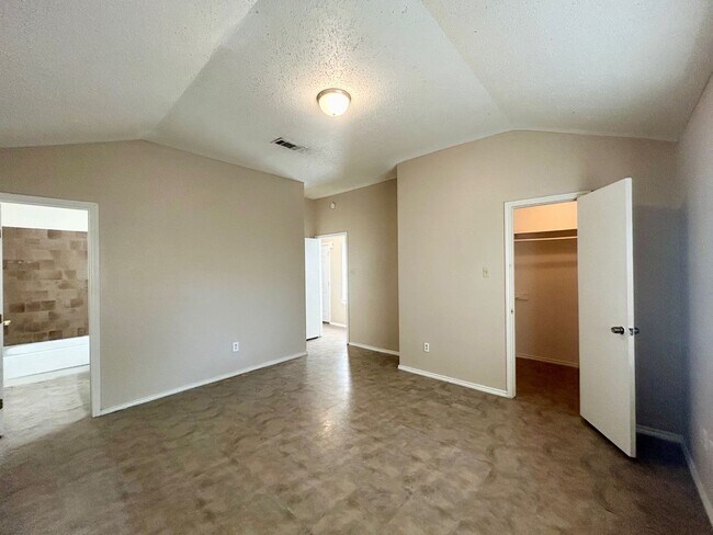 Building Photo - 2 Bedroom 2 bath in BIG COUNTRY GDN HMS
